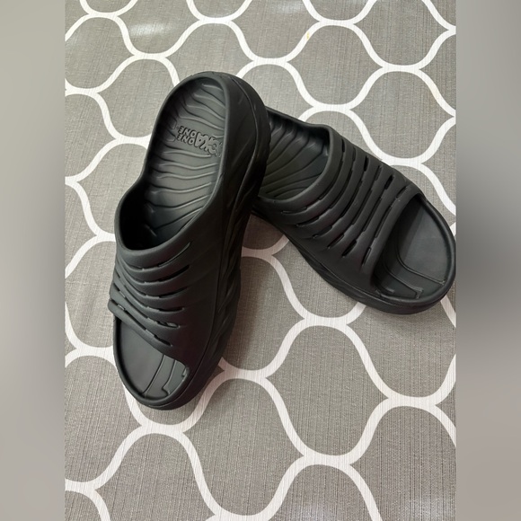 HOKA One One Black Slide Sandals Waterproof Unisex M 8 / W 10 - Picture 1 of 8